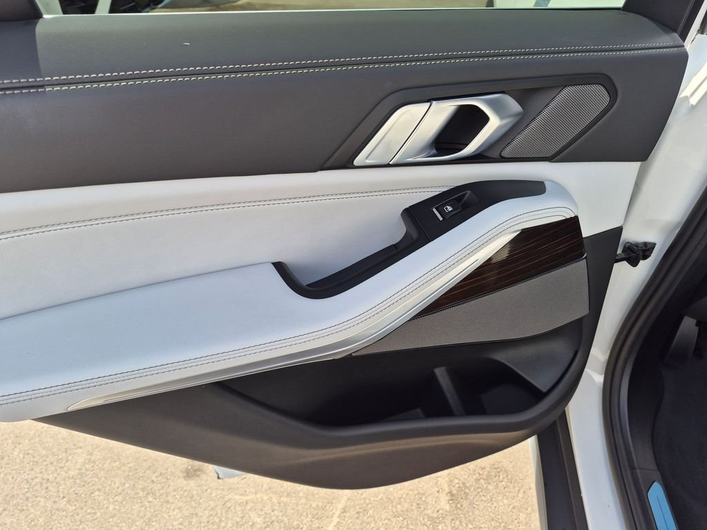 Used 2026 White BMW xDrive40i image 16