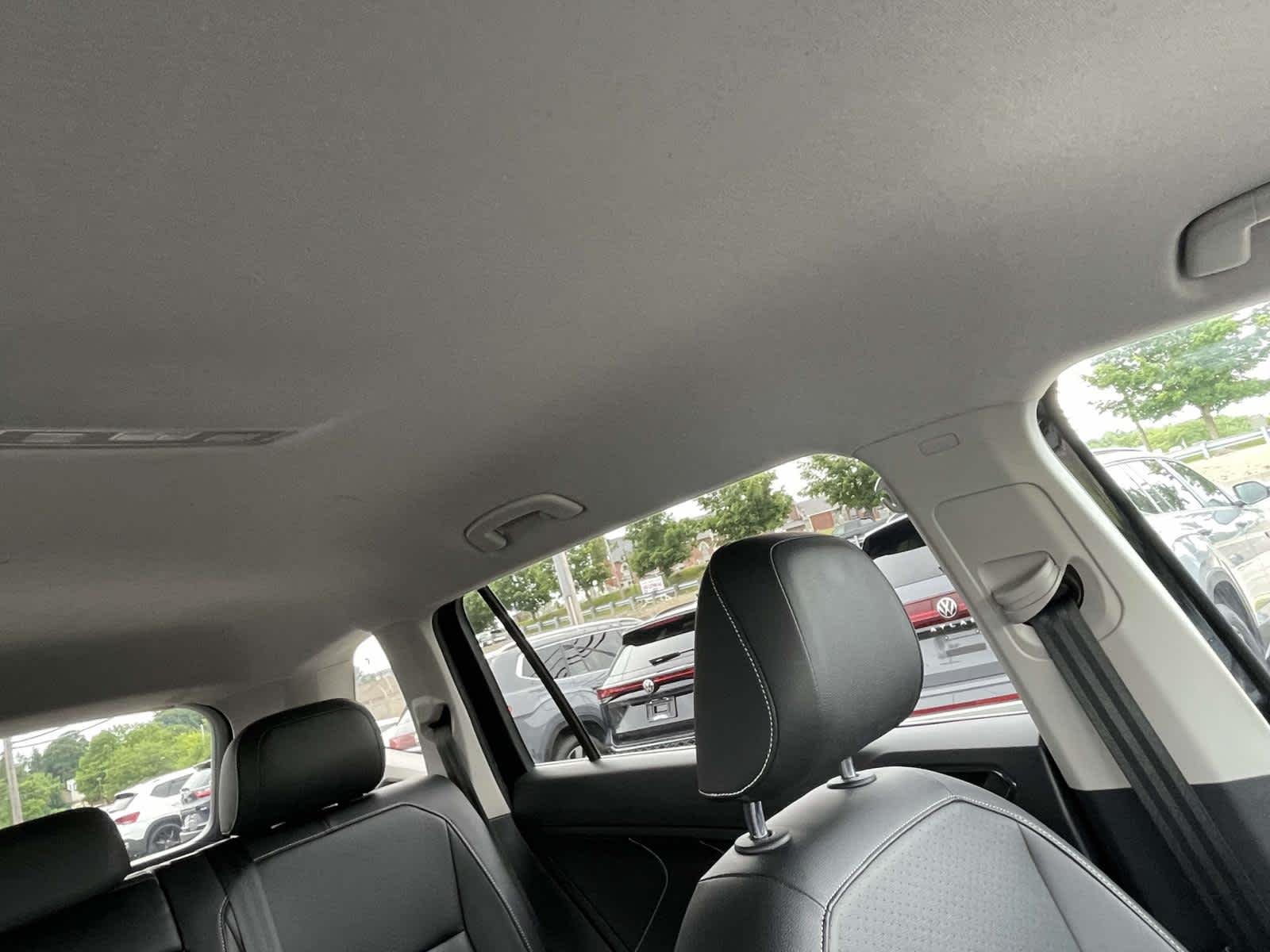 Used 2022 Deep Black Pearl Volkswagen SE image 5