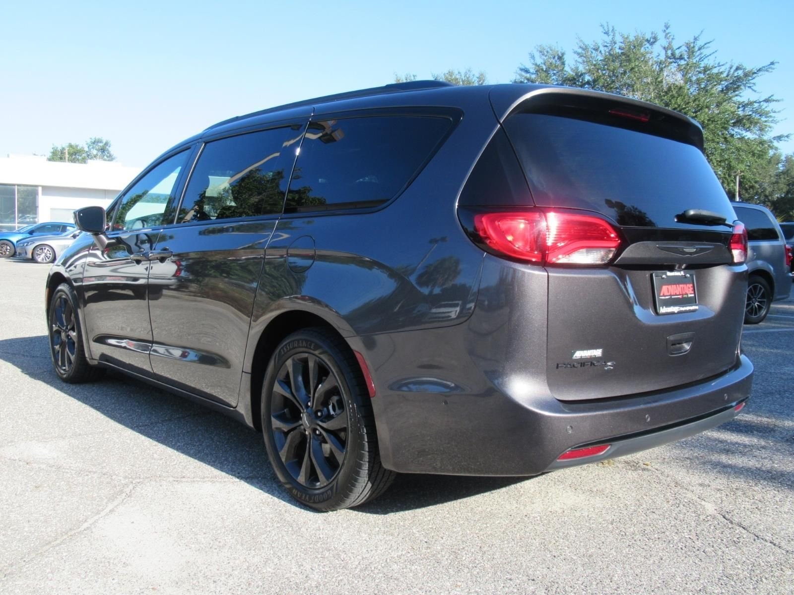 Used 2019 Gray Chrysler Touring Plus image 5