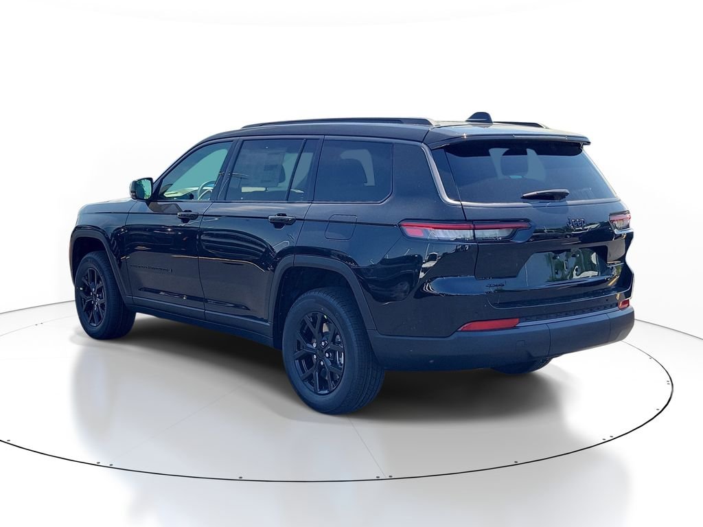 New 2026 Diamond Black Crystal Pearl-Coat Exterior Paint Jeep Laredo image 3