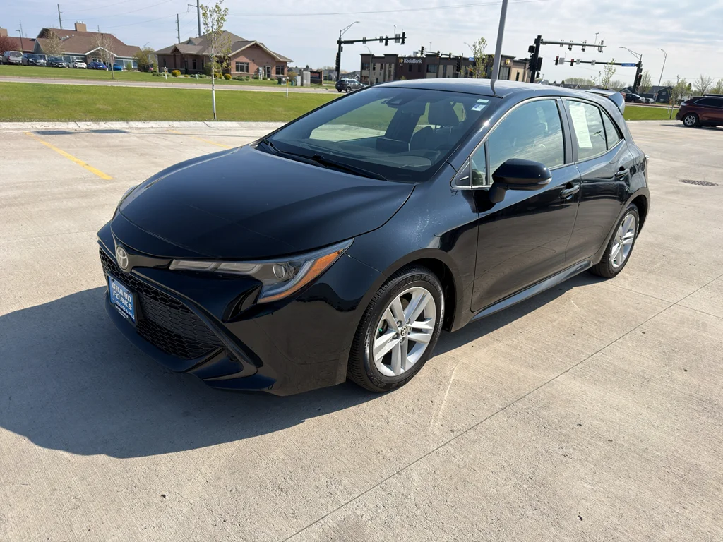 Used 2019 Midnight Black Metallic Toyota SE image 2
