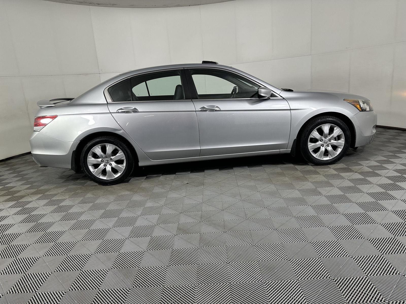 Used 2009 Polished Metal Metallic Honda EX-L image 6