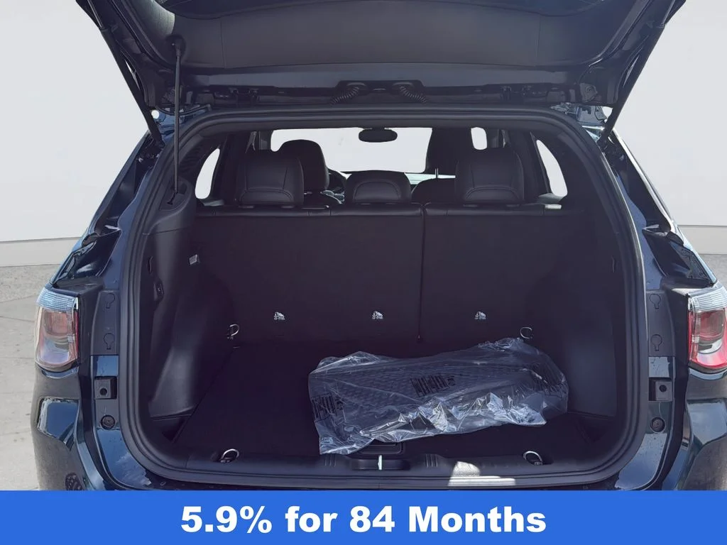 New 2026 Fathom Blue Pearl-Coat Exterior Paint Jeep Latitude image 24