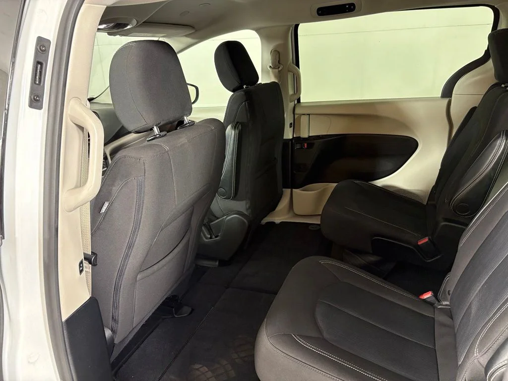 Used 2023 White Chrysler LX image 41