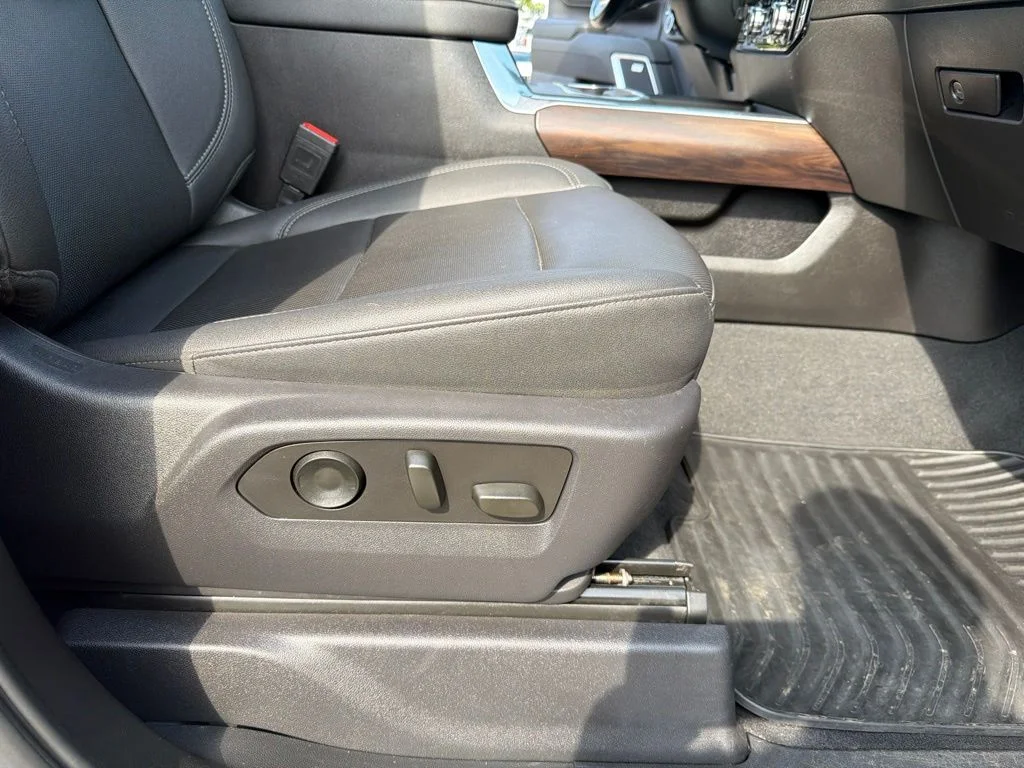 Used 2024 White GMC SLT image 28