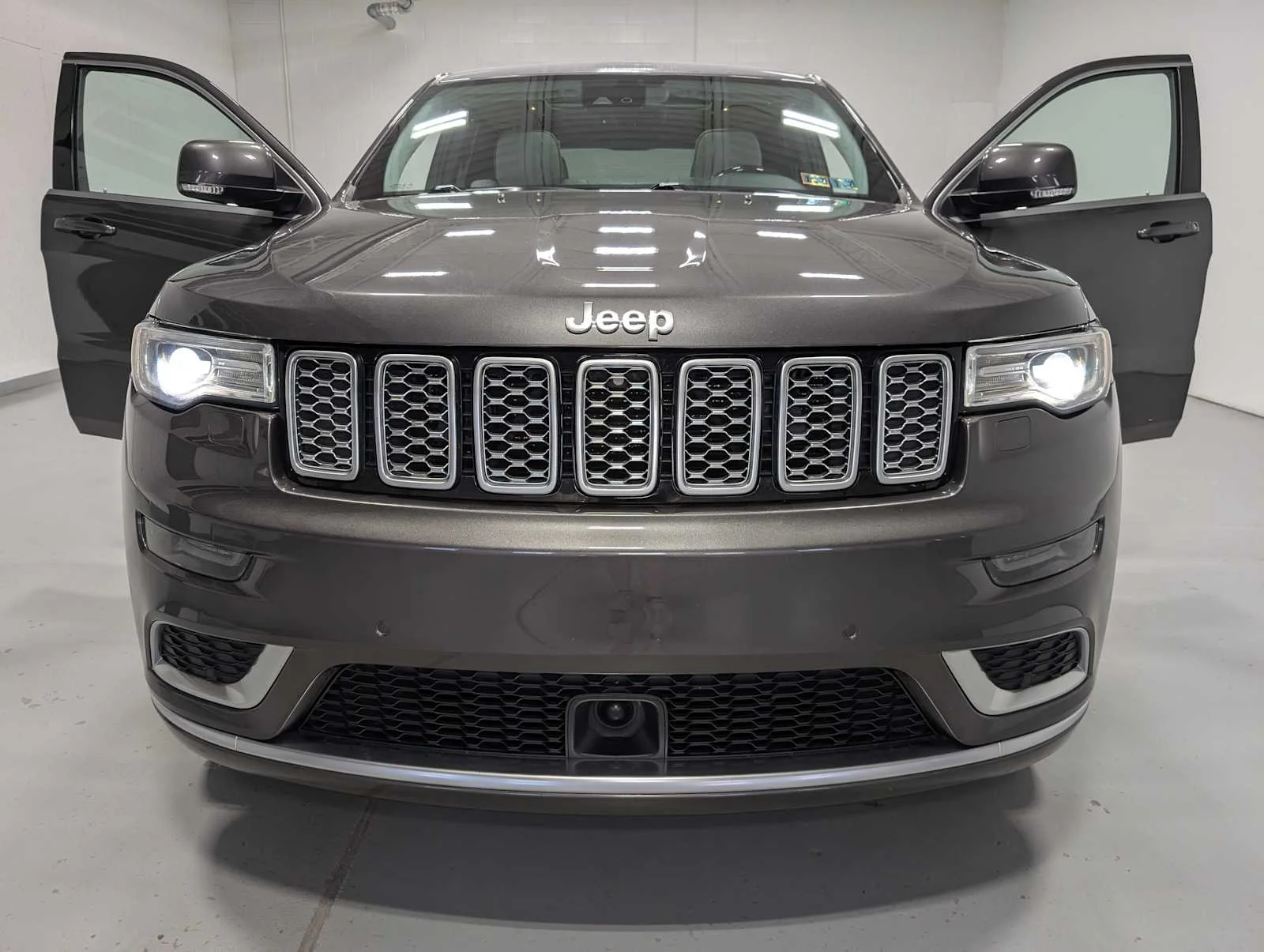 Used 2018 Granite Crystal Metallic Clearcoat Jeep Summit image 15