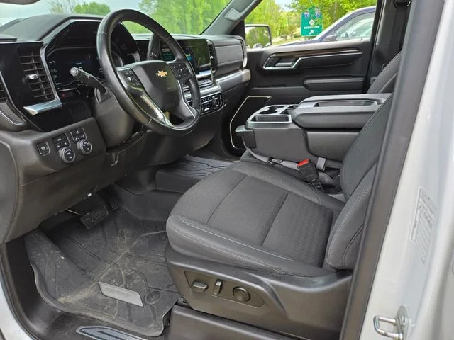 Used 2023 White Chevrolet LT image 11