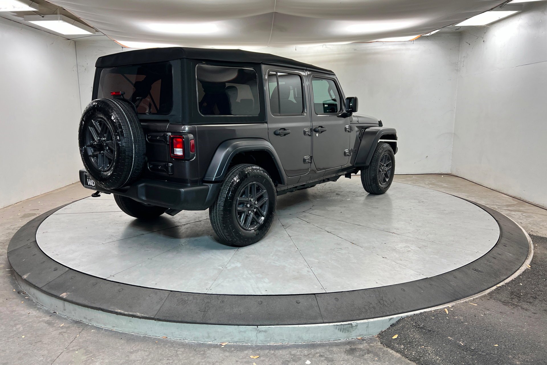 Used 2024 Granite Crystal Metallic Clearcoat Jeep Sport S image 6