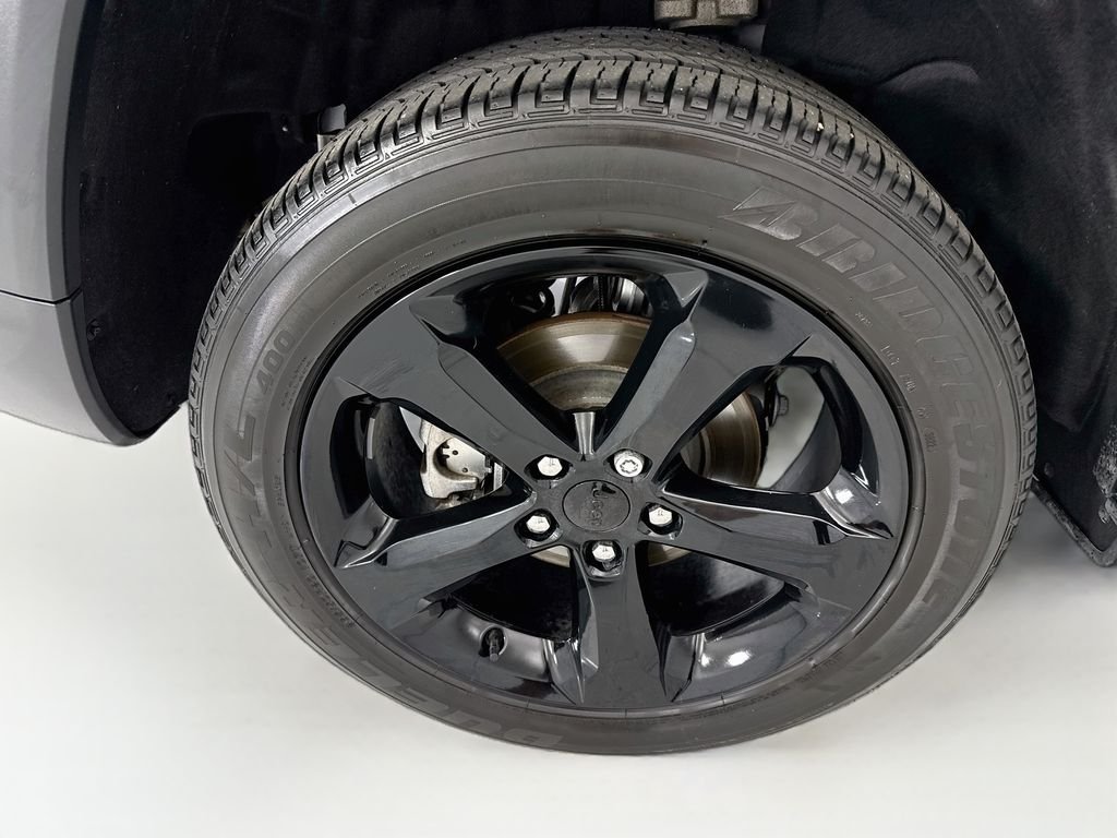 Used 2023 Silver Jeep Altitude X image 31