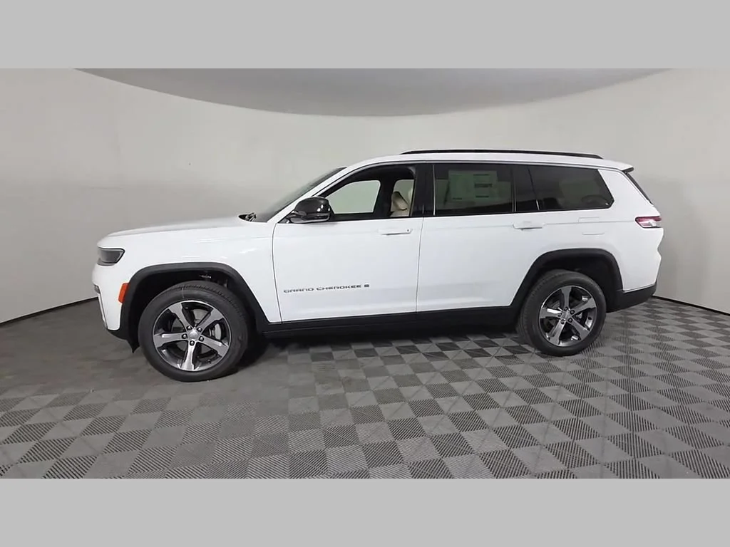 New 2026 Bright White Clear-Coat Exterior Paint Jeep Limited image 41