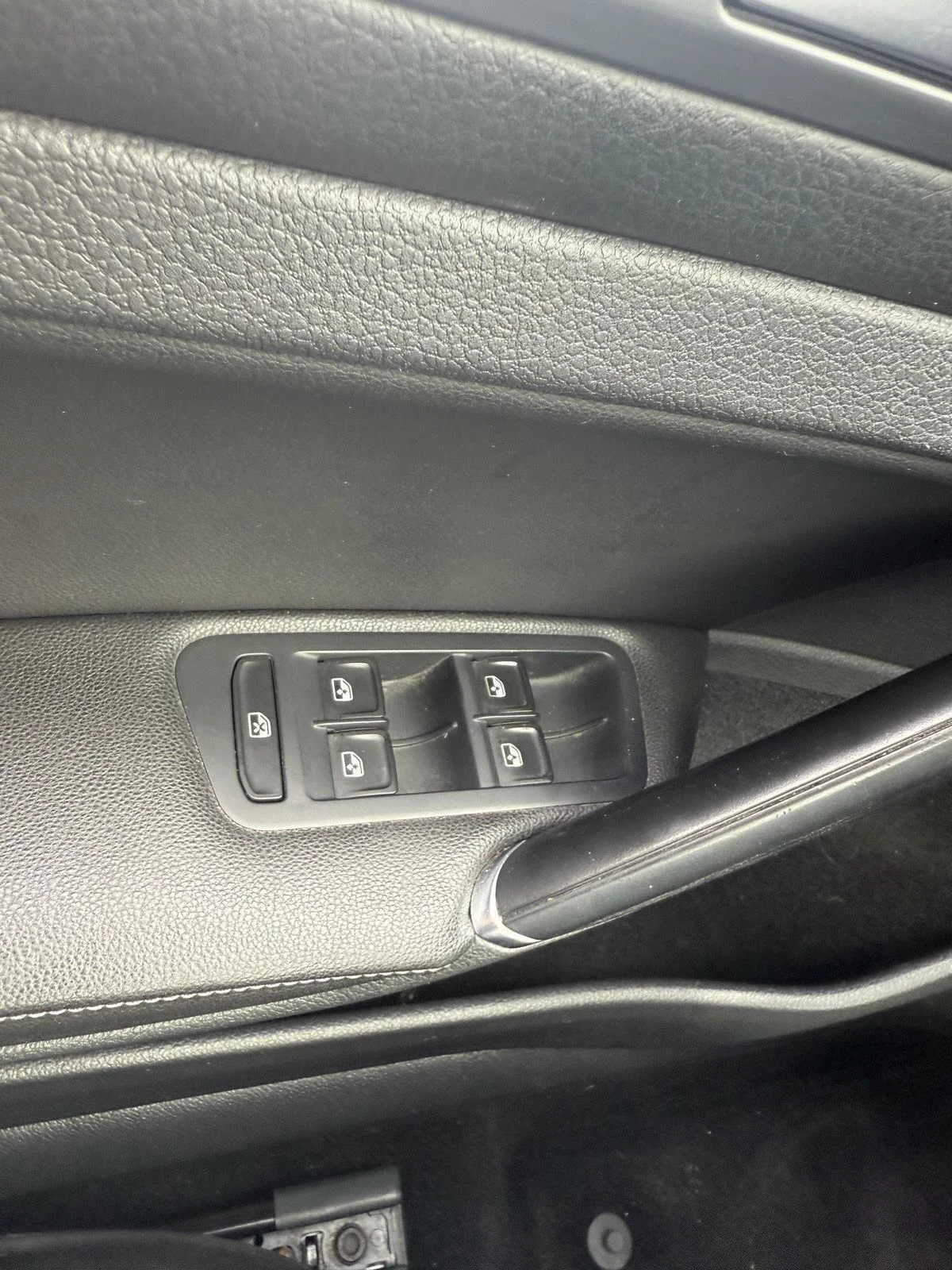 Used 2018 Pure White Volkswagen SE image 18