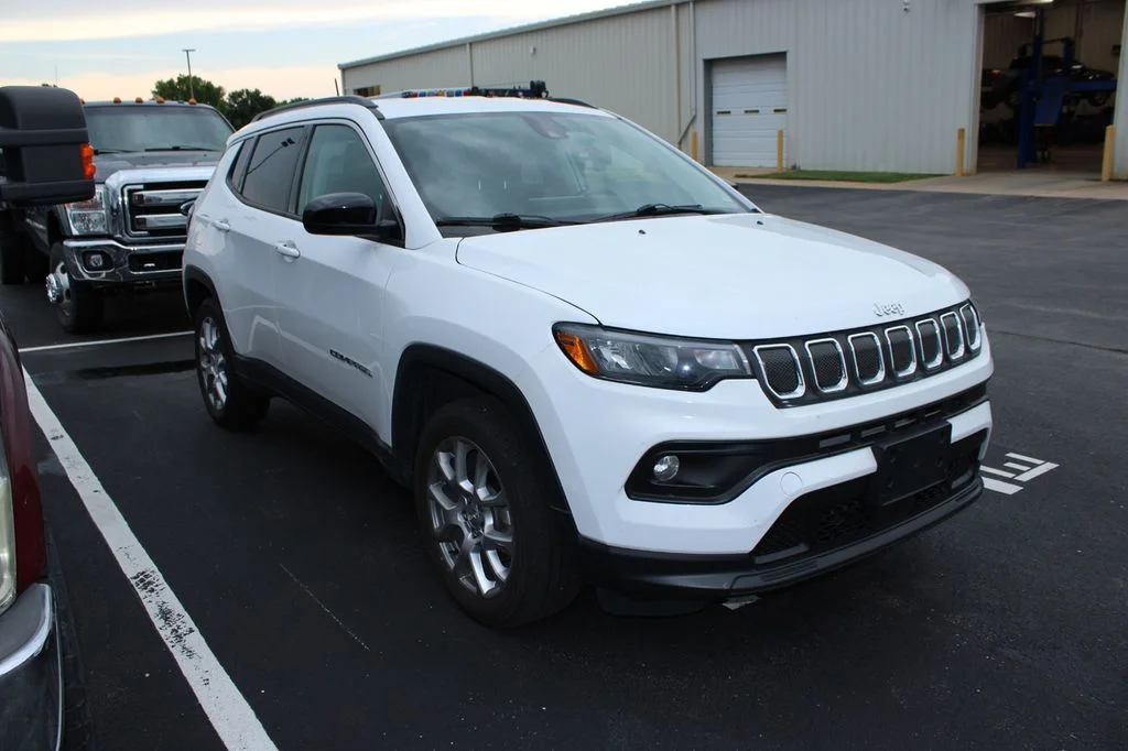 Used 2022 White Jeep Latitude Lux image 3