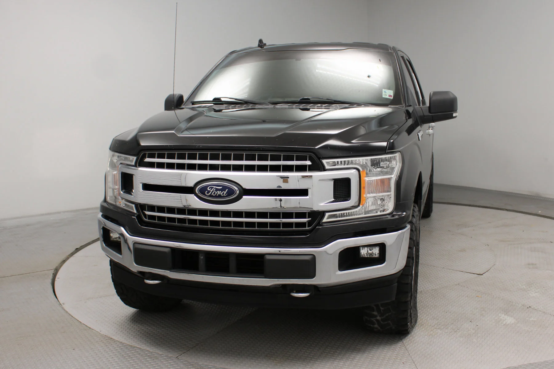 Used 2018 SHADOW BLACK Ford XLT 4X4  SUPER CREW BOX 4X4 image 31