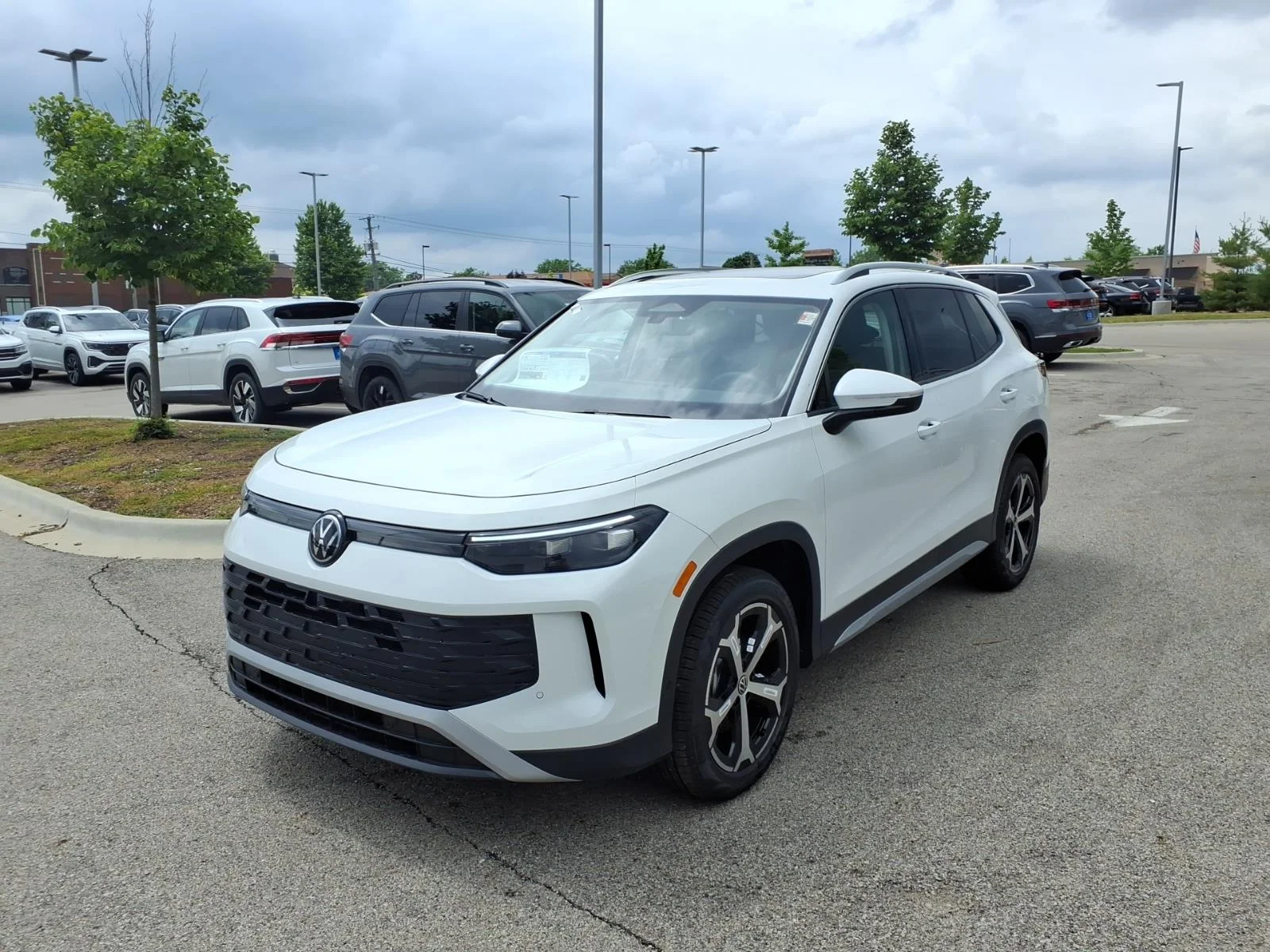 New 2026 Pure White Volkswagen 2.0T SE image 3