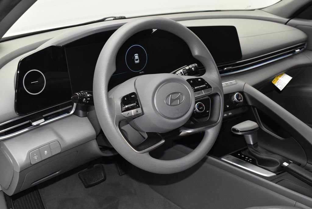 Used 2024 White Hyundai SEL image 13