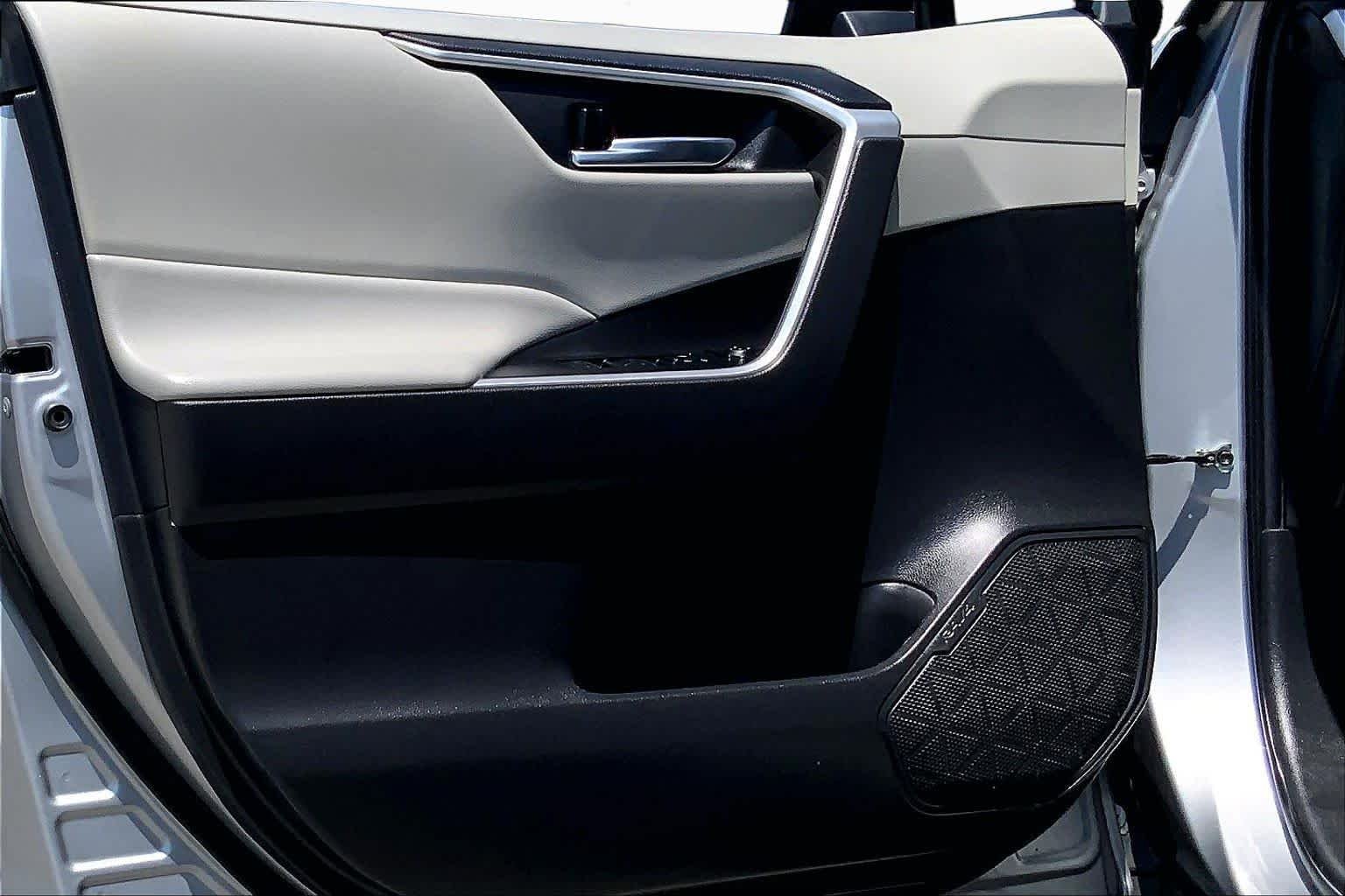 Used 2022 Silver Sky Metallic Toyota XLE Premium image 21