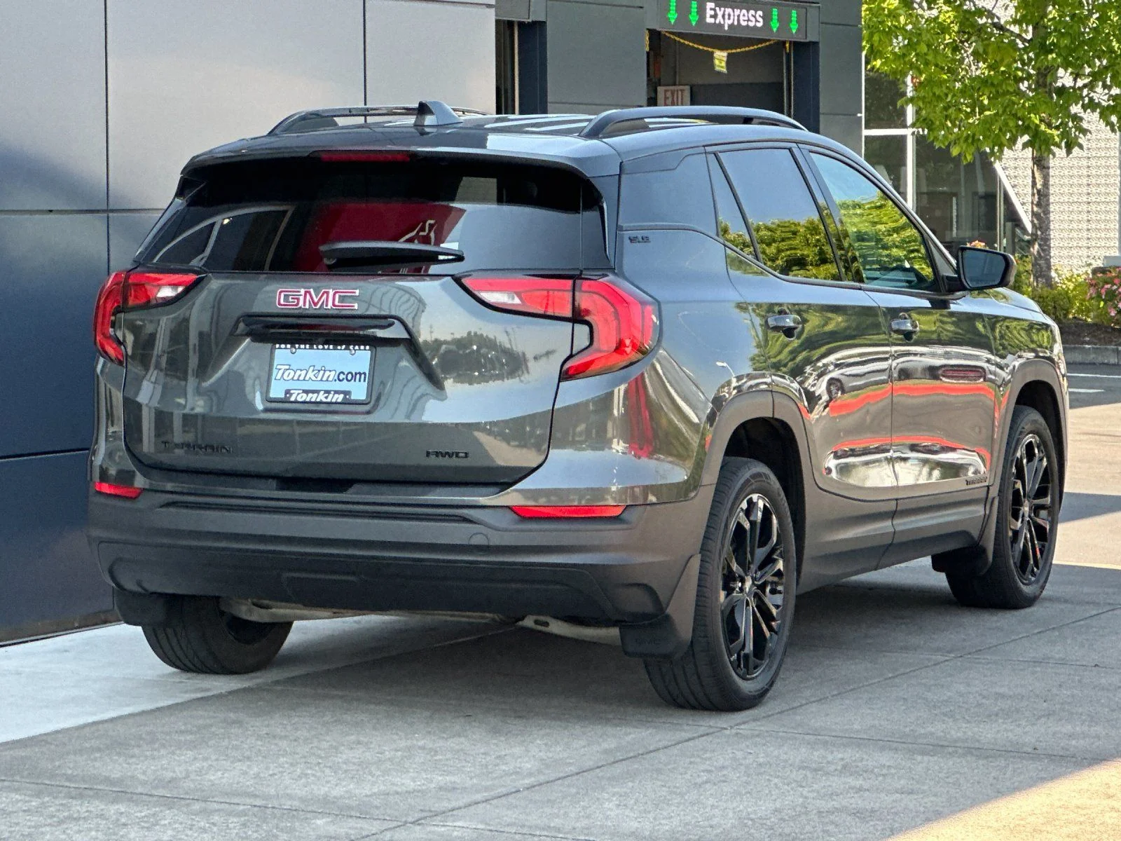 Used 2020 Graphite Gray Metallic GMC SLE image 3