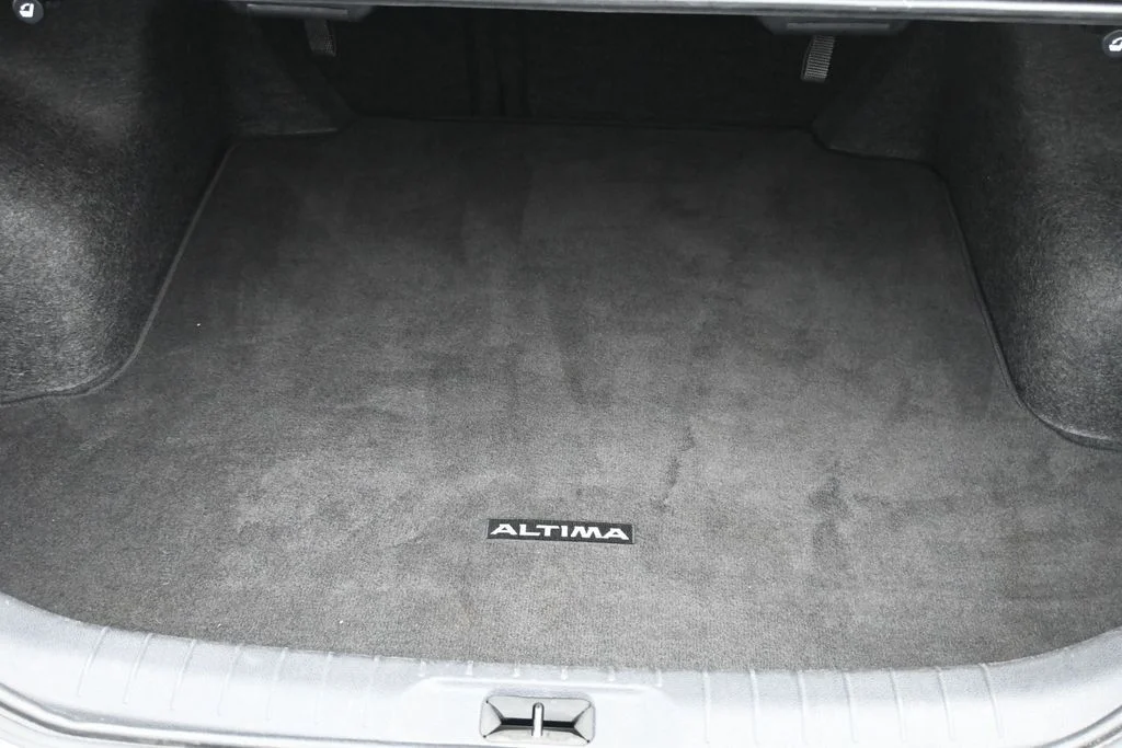 Used 2025 White Nissan 2.5 SR image 15