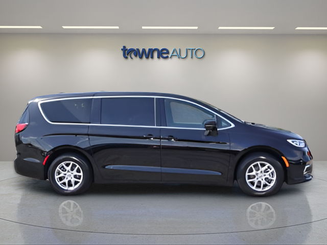 Used 2025 Black Chrysler Select image 8