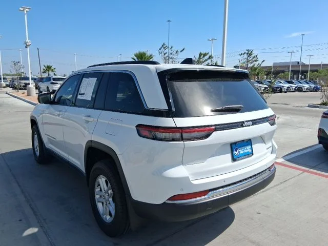 Used 2025 White/off-white Jeep Laredo image 4