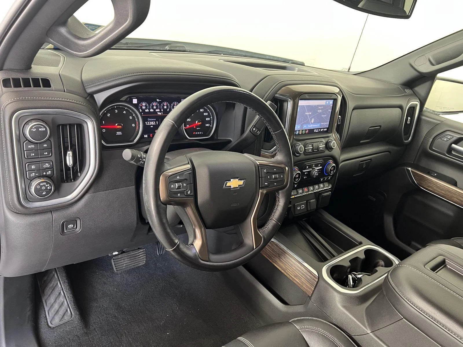 Used 2021 Pearl Chevrolet High Country image 3