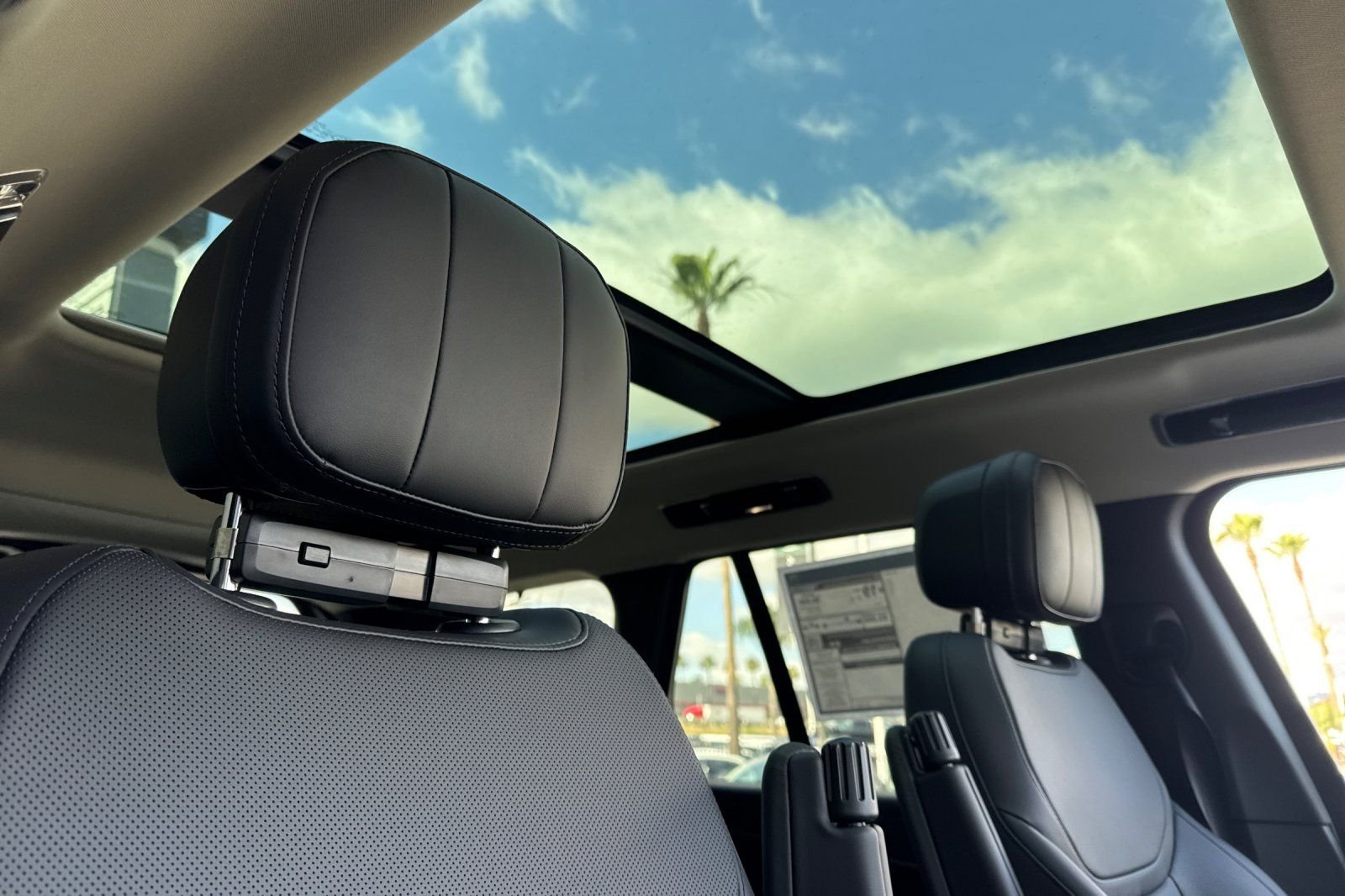 2026 Land Rover Range Rover SE - Photo 18