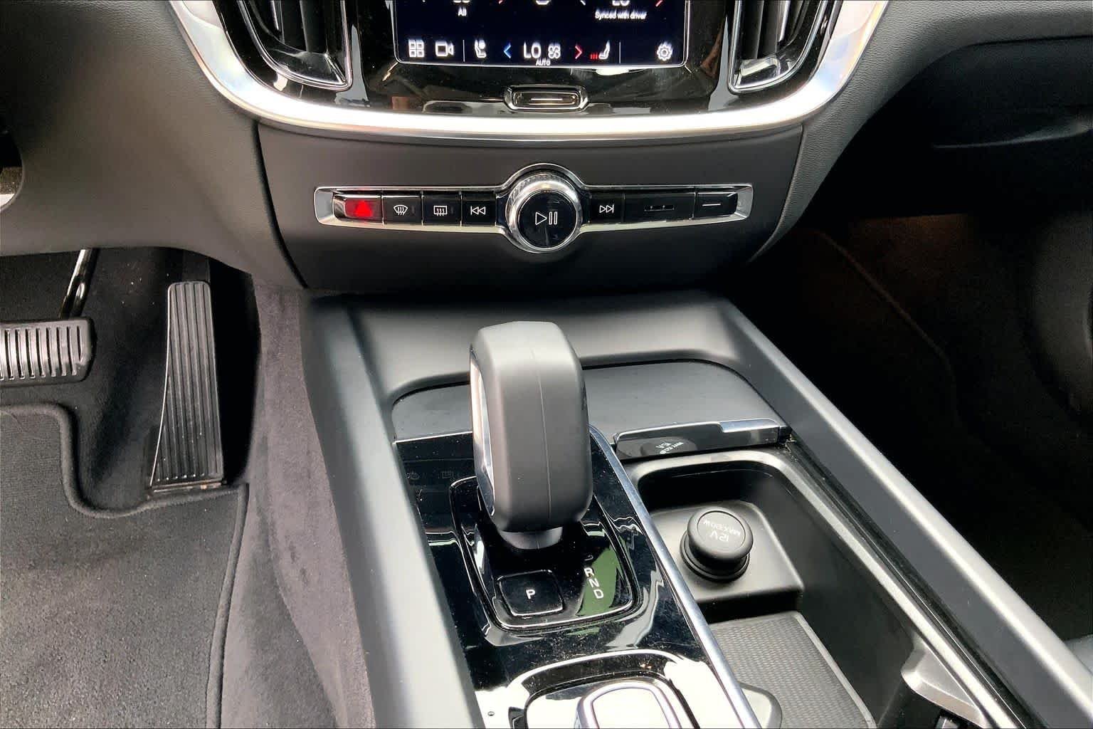 Used 2023 Thunder Grey Metallic Volvo Core Dark Theme image 32