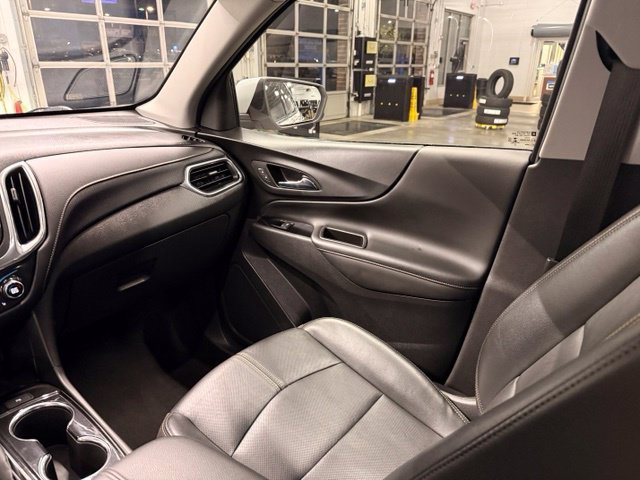 Used 2022 IRIDESCENT PEARL TRICOAT Chevrolet Premier image 17