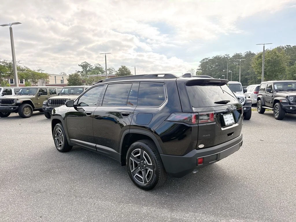 New 2026 Diamond Black Crystal Pearl-Coat Exterior Paint Jeep Laredo image 5