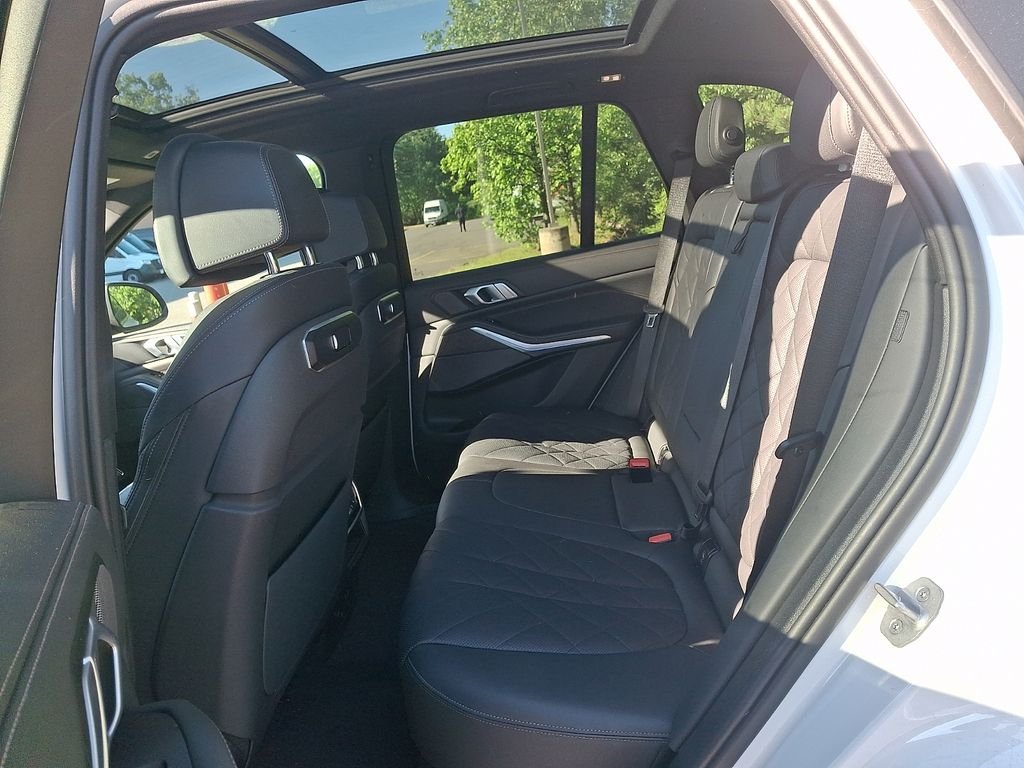 Used 2025 White Metallic BMW xDrive40i image 10