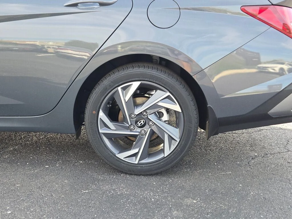Used 2025 Gray Hyundai SEL Sport image 15