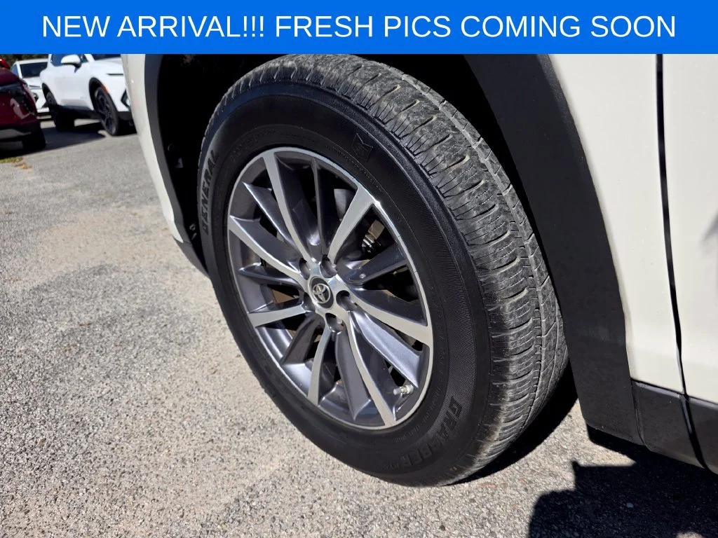 Used 2019  Toyota SE image 6