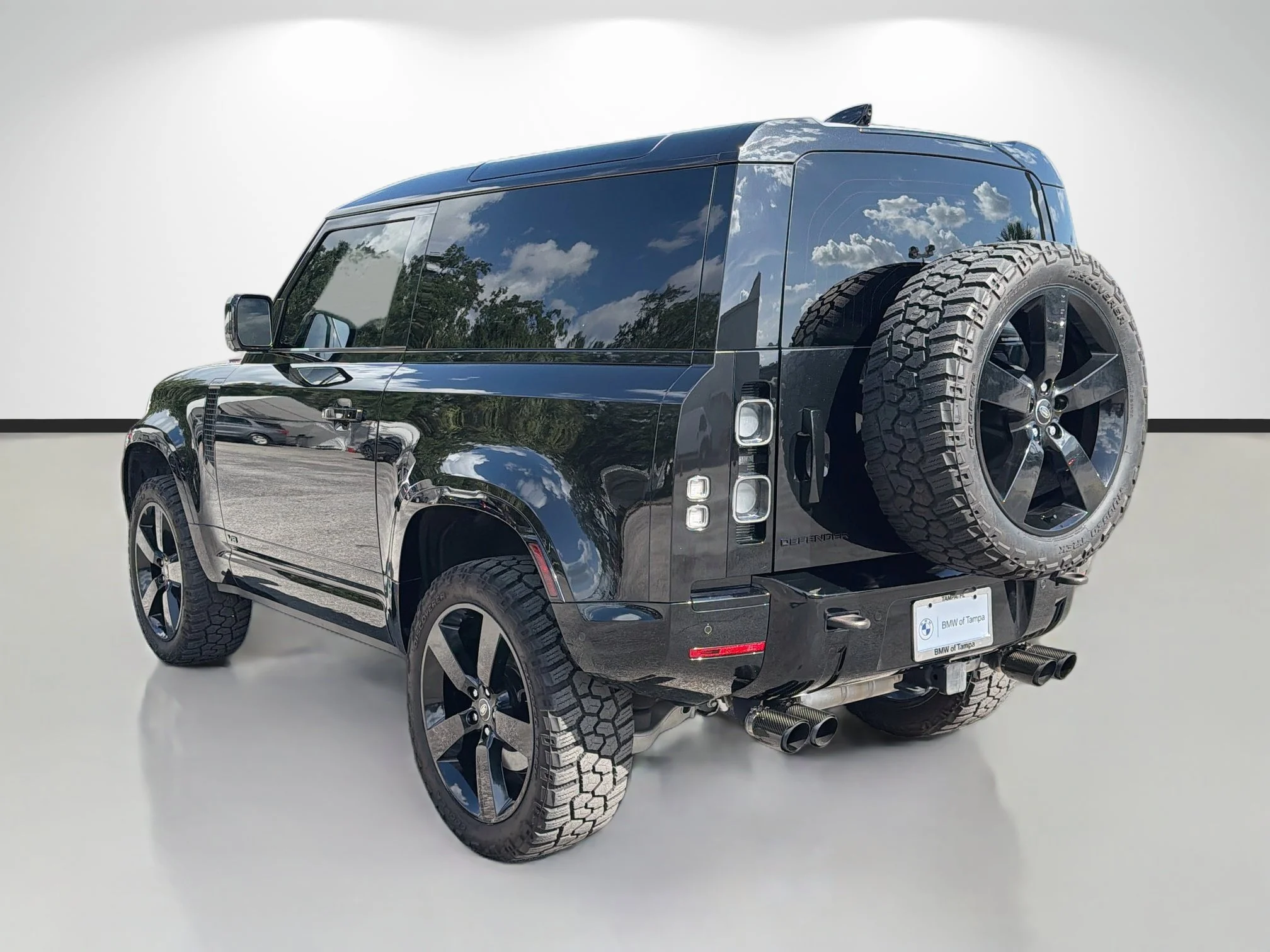 Used 2024 Santorini Black Metallic Land Rover V8 image 5