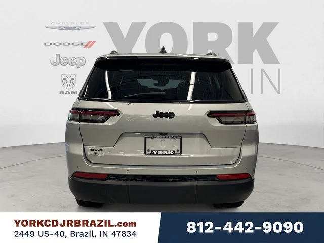 Used 2024 Silver Jeep Altitude image 4