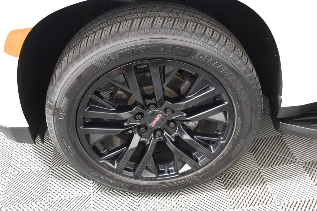 Used 2022 White Frost Tricoat GMC SLT image 11
