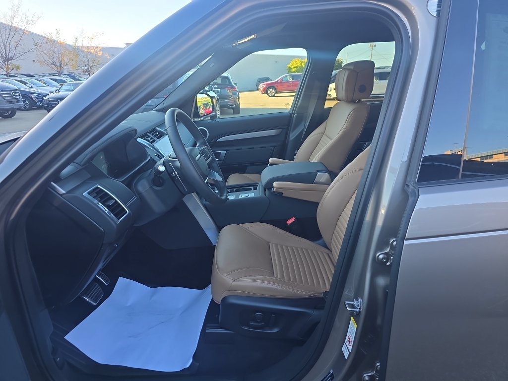 Used 2025  Land Rover Dynamic SE image 10