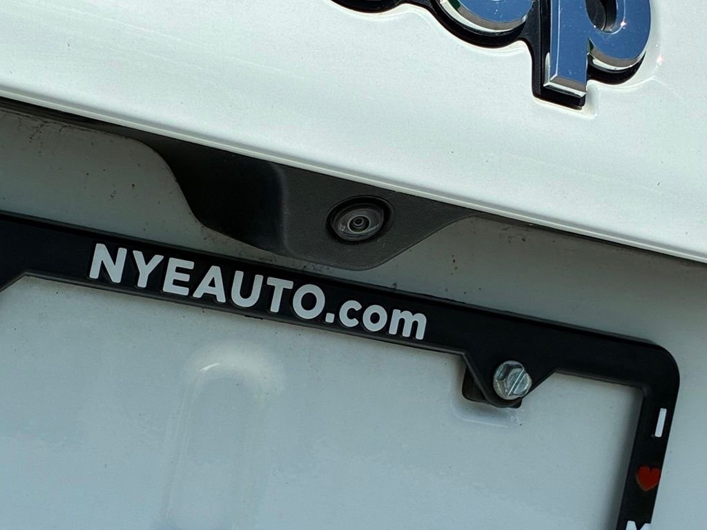Used 2024 White Jeep Latitude image 47