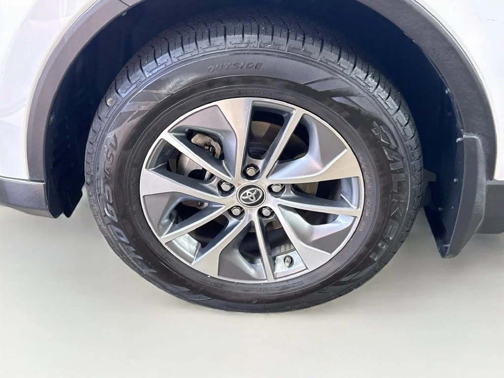 Used 2018 White Toyota XLE image 39