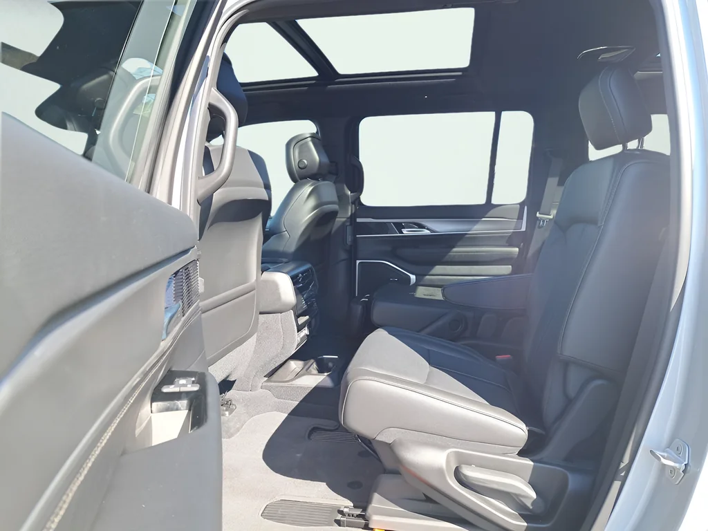 New 2026 Silver-Zynith Exterior Paint Jeep  image 12