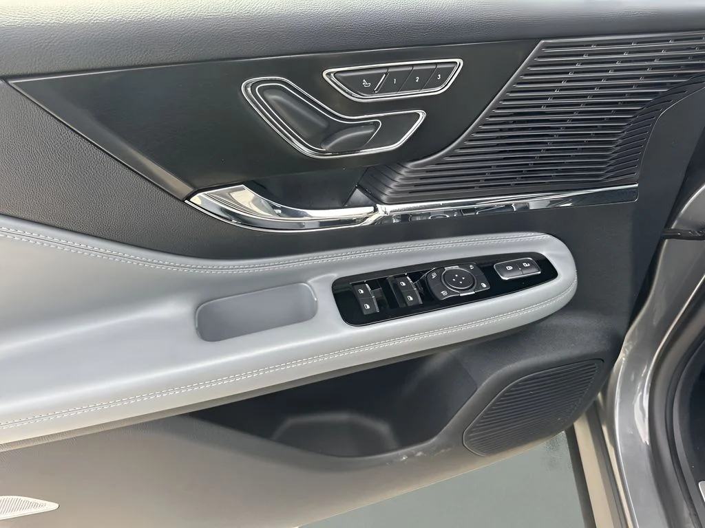 Used 2022 Gray Lincoln Standard image 25