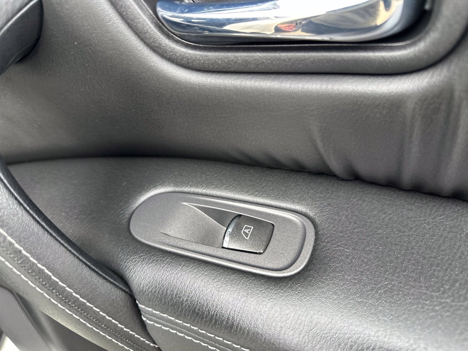 Used 2020 White Nissan Platinum image 39