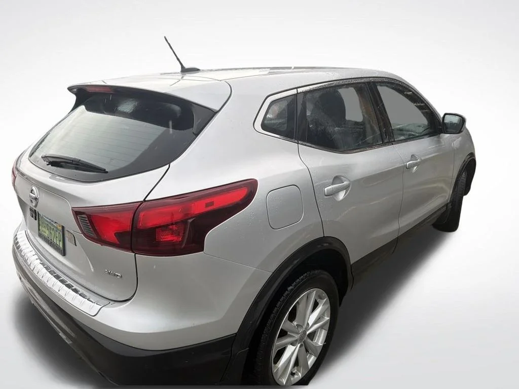 Used 2017 Silver Nissan S image 3