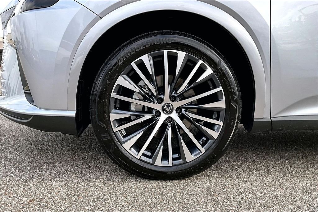 Used 2025 Silver Lexus 350 Premium Plus image 8