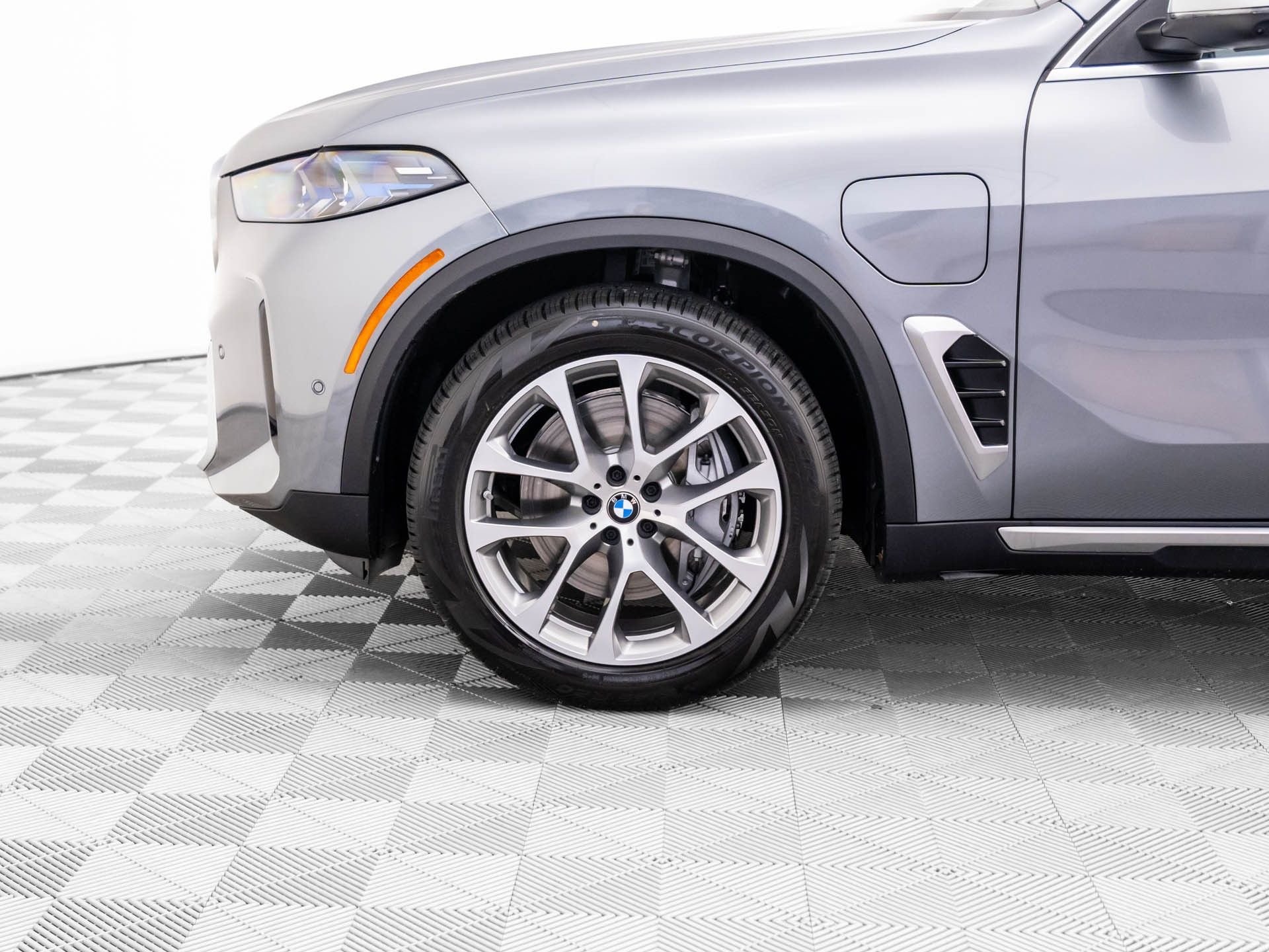 New 2026 Skyscraper Grey Metallic BMW xDrive50e image 36