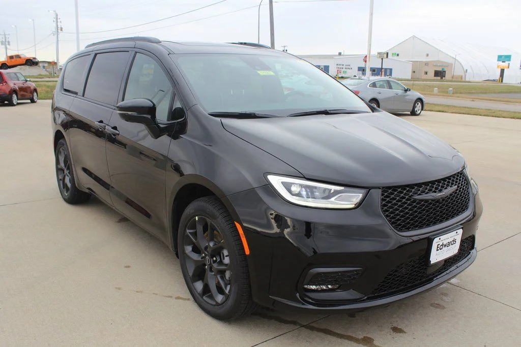2026 Chrysler Pacifica Limited AWD's photo