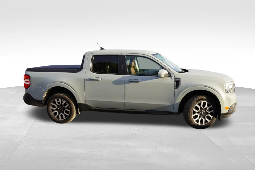 Used 2022 Cactus Green / Gray Ford Lariat image 2