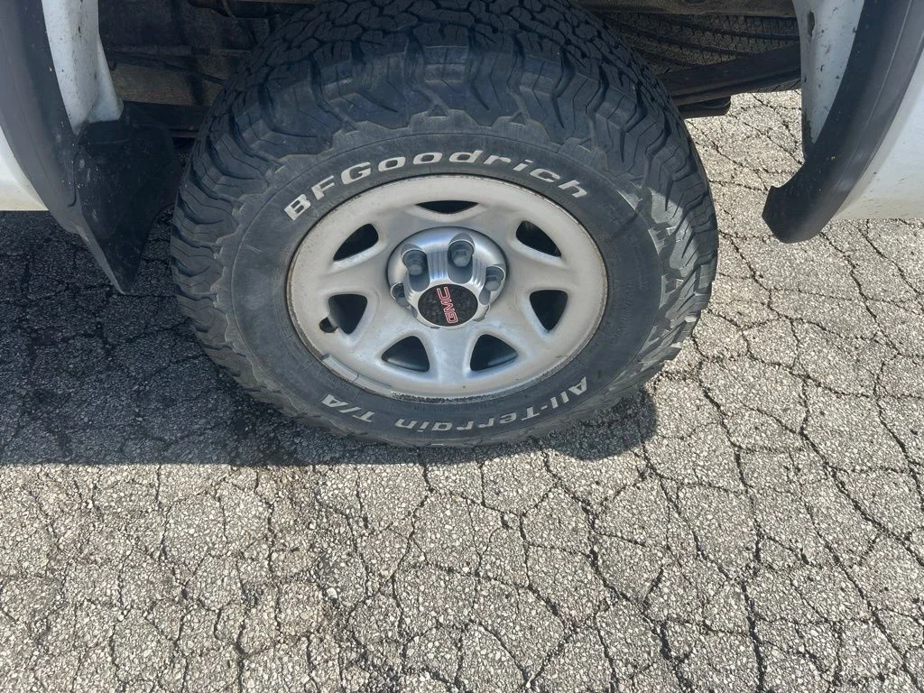 Used 2018  GMC Base image 19