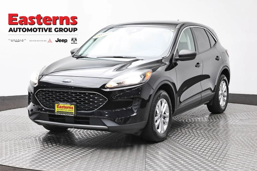 Used 2022 Black Ford SE image 1