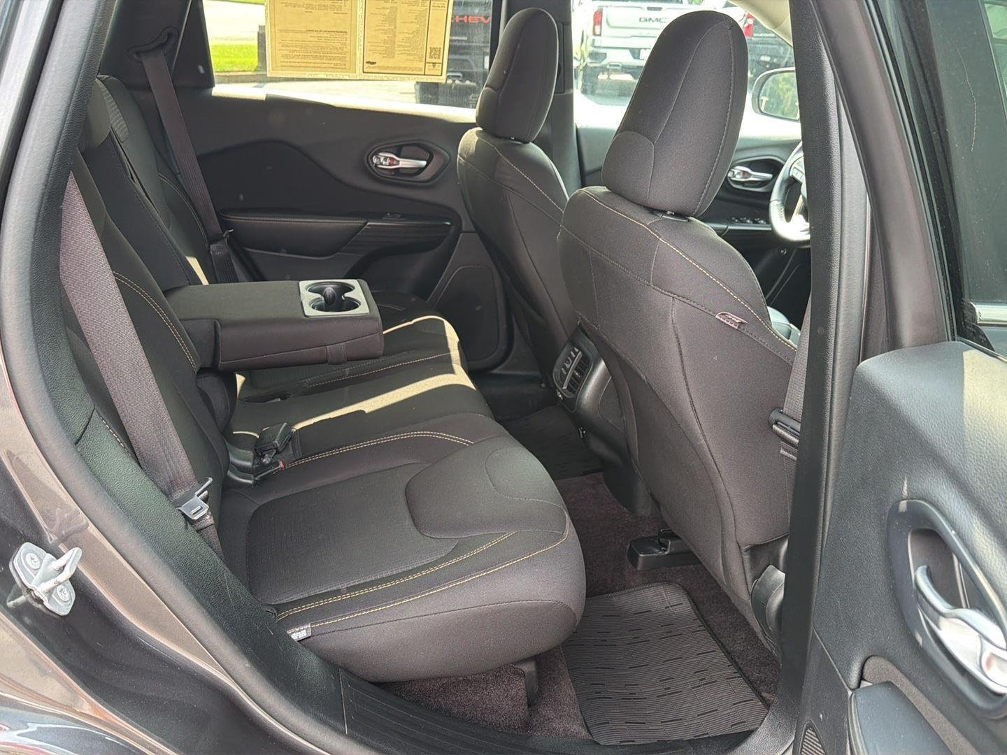 Used 2016 Granite Crystal Metallic Clearcoat Jeep Latitude image 12