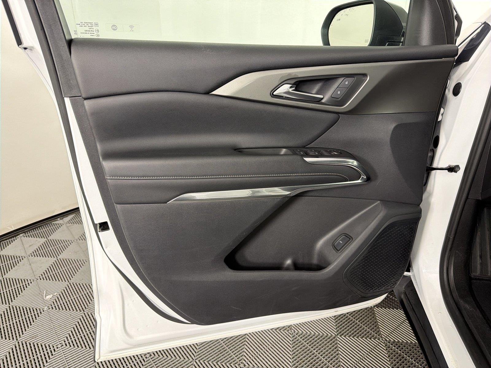 Used 2024 Summit White Chevrolet LT image 8